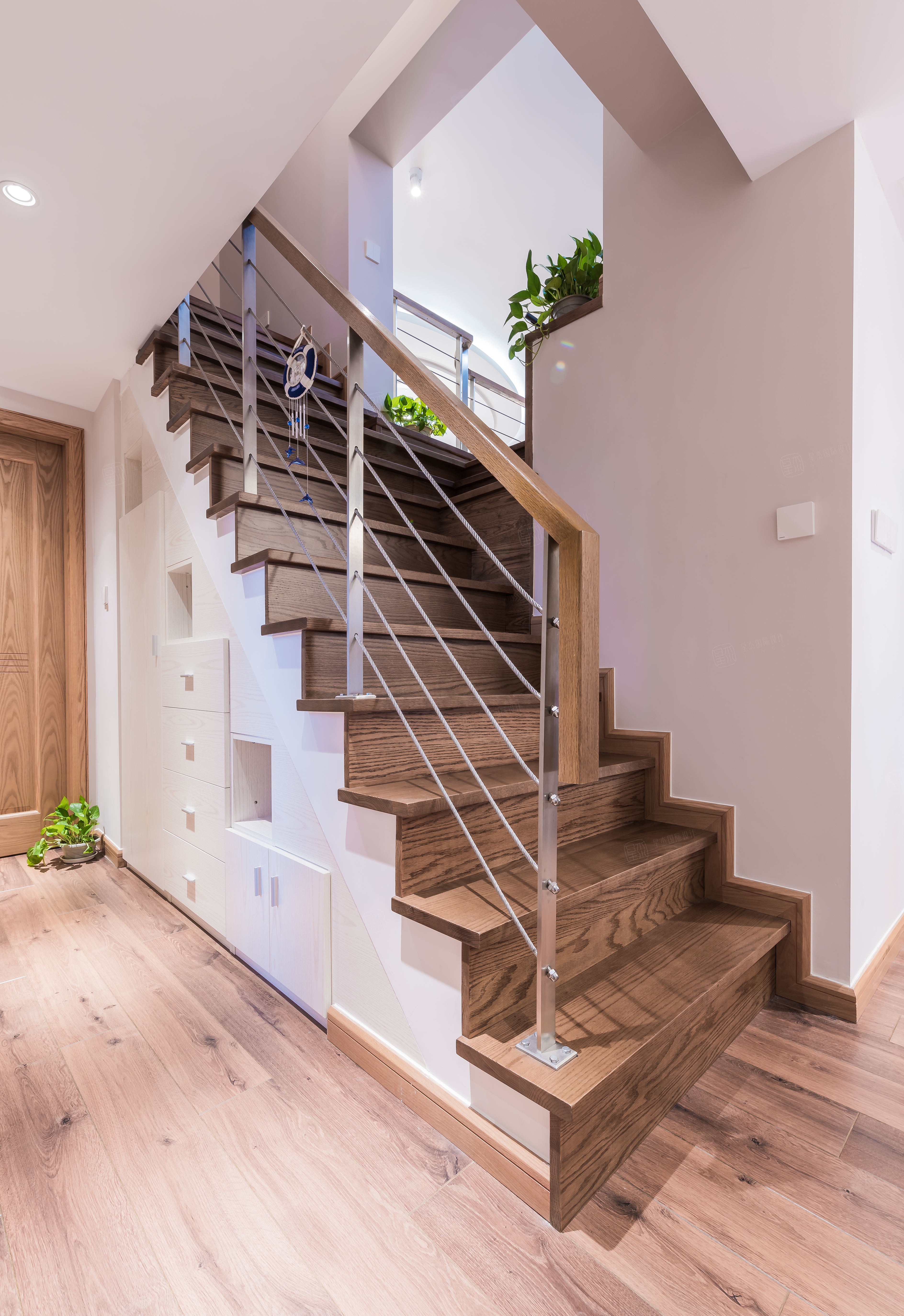 北欧极简——五矿九玺台装修楼梯效果图