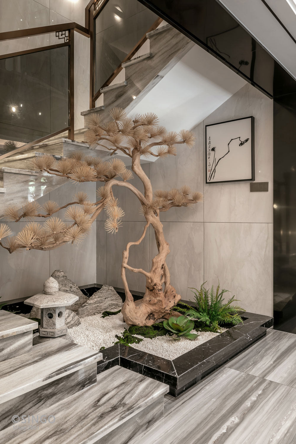 楼梯转角处的枯枝端景,质朴,清静的自然之风,带给了居住者禅意的感官